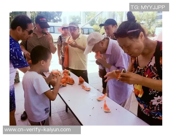 西瓜与天下足球的完美结合让你享受夏日激情与运动热情的双重盛宴